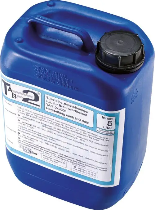 Blauer Kanister mit schwarzem Verschluss, beschriftet mit Anweisungen und Warnhinweisen, enthält ein Reinigungsmittel, möglicherweise von Bosch, für Heizkessel. Inhalt: 5 Liter.